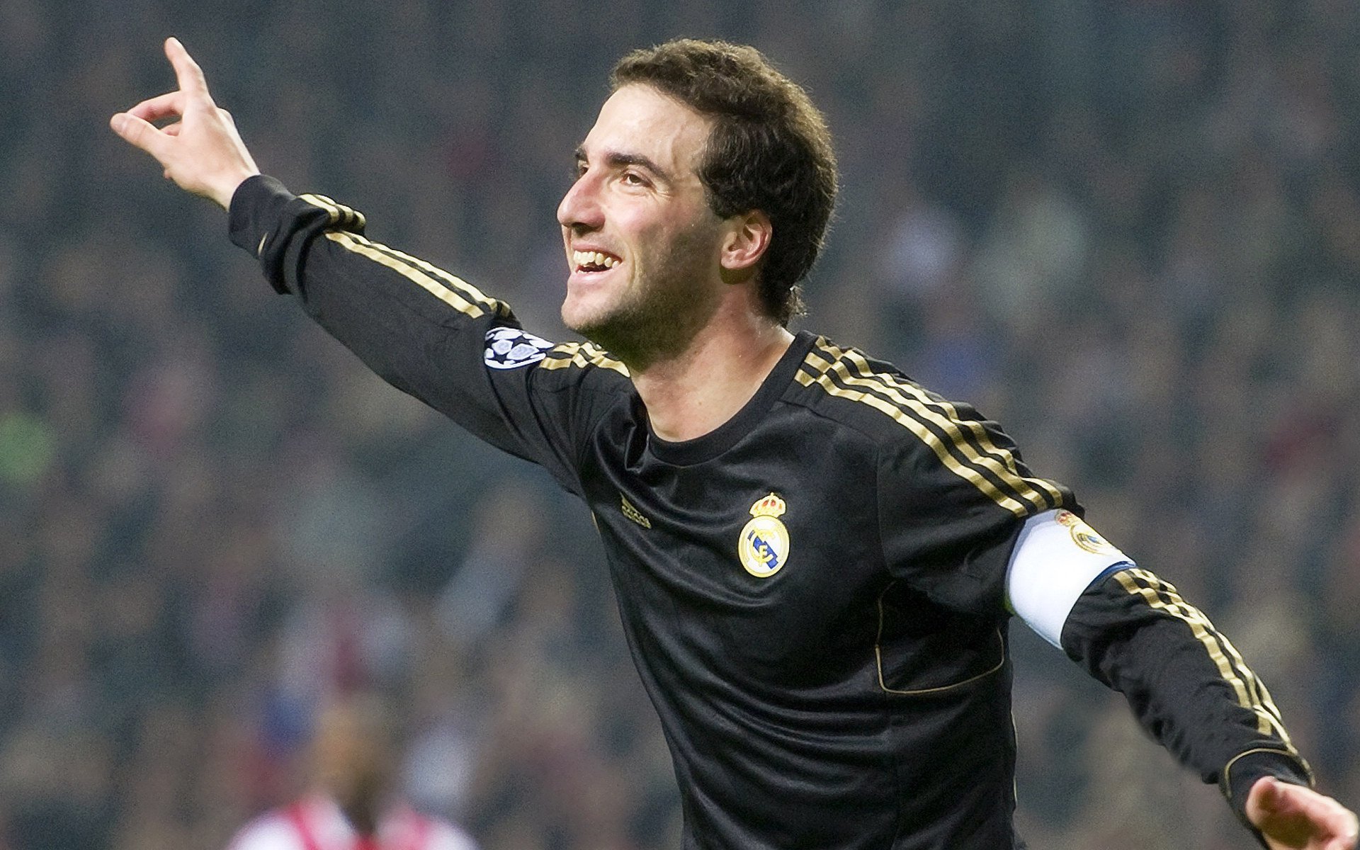 《全球电竞大赛门票销售火爆，票价创新高》，全球电竞联赛线下总决赛